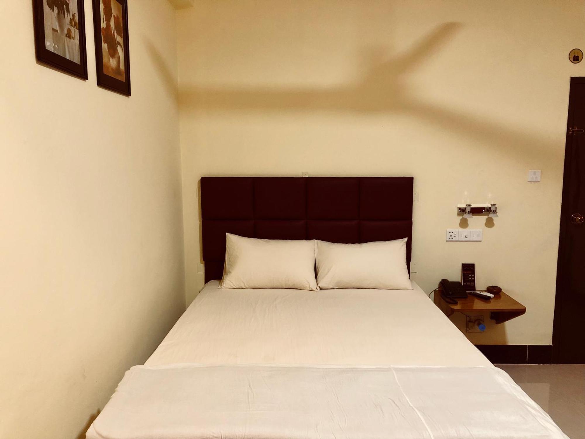 Q Palace Hotel Comilla Buitenkant foto