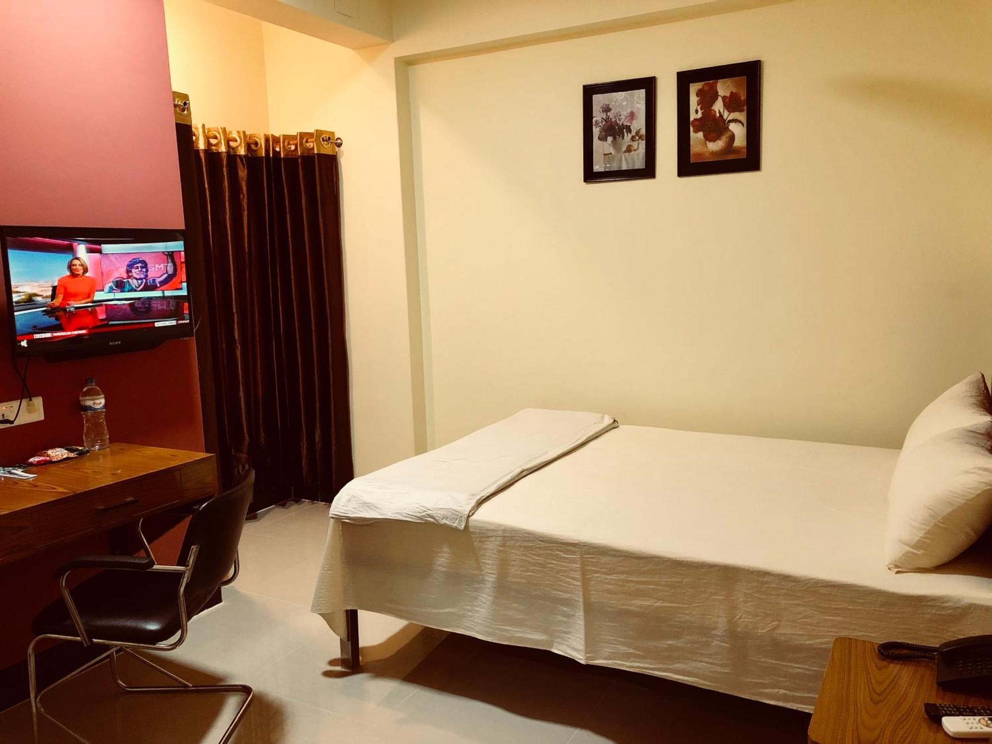 Q Palace Hotel Comilla Buitenkant foto